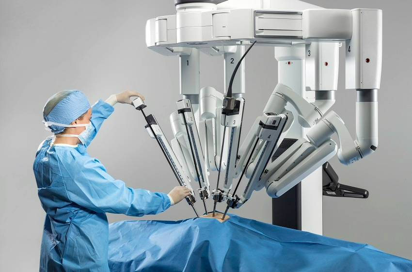 Homem diagnosticado com neoplasia de alto risco teve procedimento negado por alegação de custo e ausência no rol da ANS, mesmo com prescrição médica.