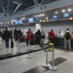 Juíza reconhece que falha no transporte aéreo decorrente de circunstância excepcional gera direito ao reembolso completo sem abatimento.