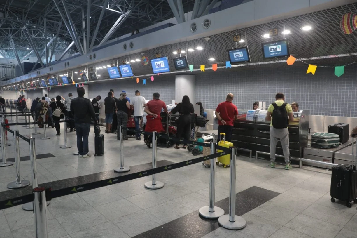 Juíza reconhece que falha no transporte aéreo decorrente de circunstância excepcional gera direito ao reembolso completo sem abatimento.