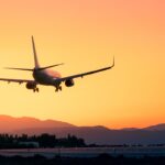 Alteração unilateral do itinerário gerou longa espera e frustrou programação do consumidor, levando à condenação da companhia aérea por danos morais.