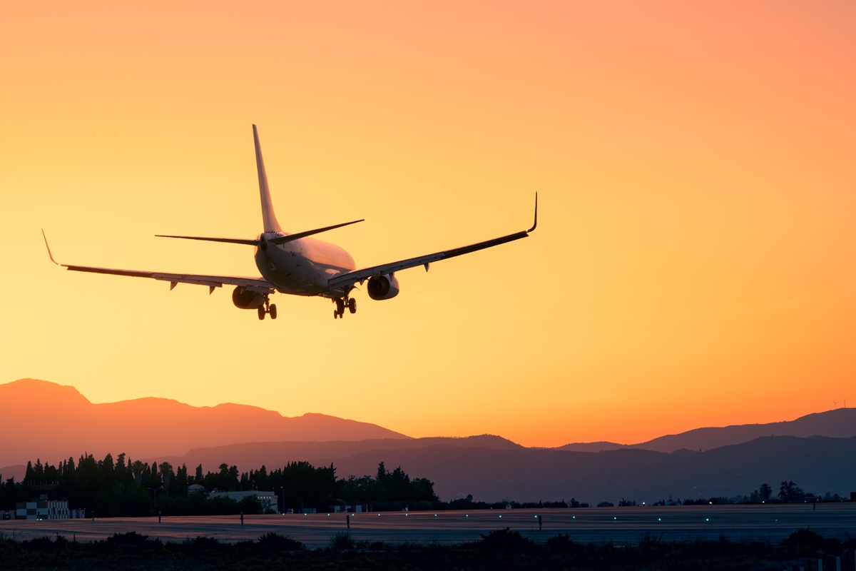 Alteração unilateral do itinerário gerou longa espera e frustrou programação do consumidor, levando à condenação da companhia aérea por danos morais.
