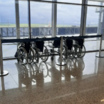 Segurança determinou devolução do equipamento em área pública do terminal, mesmo após autorização prévia, e Justiça reconheceu violação à dignidade humana.