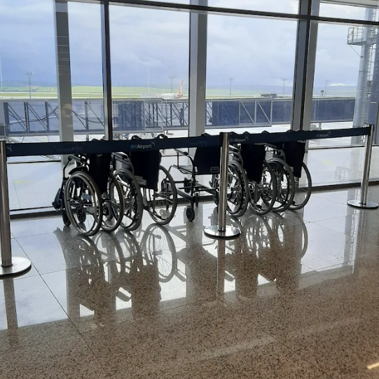 Segurança determinou devolução do equipamento em área pública do terminal, mesmo após autorização prévia, e Justiça reconheceu violação à dignidade humana.