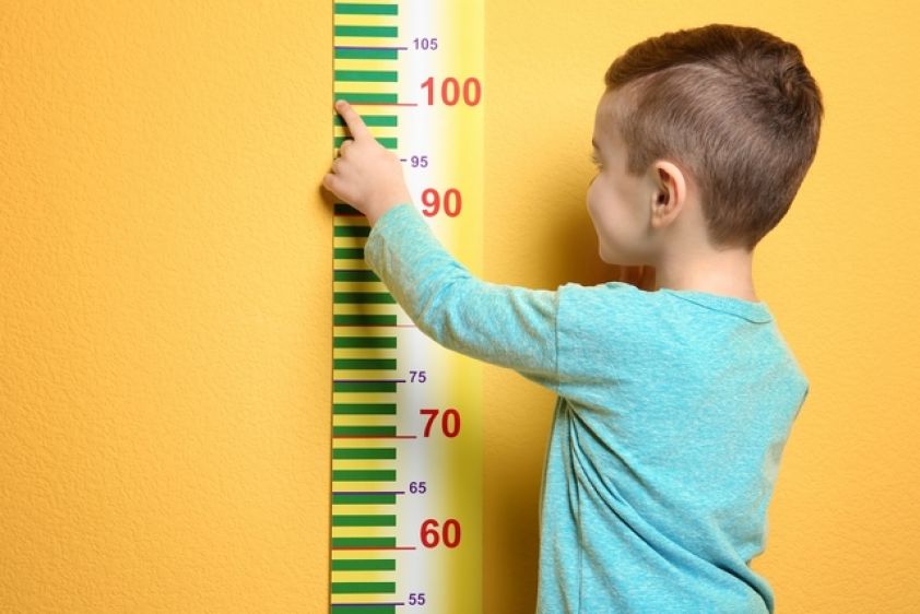 Menina de 9 anos teve tratamento negado sob alegação de ausência no rol da ANS, mas Justiça reconheceu urgência e risco de danos irreparáveis ao desenvolvimento.