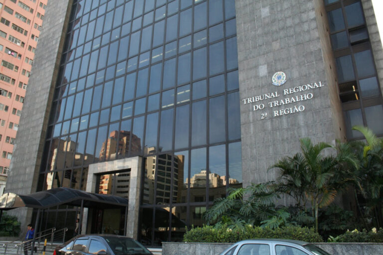 Decisão do TRT-2 reconheceu que liquidação individual tem natureza cognitiva e gera direito autônomo à verba advocatícia.