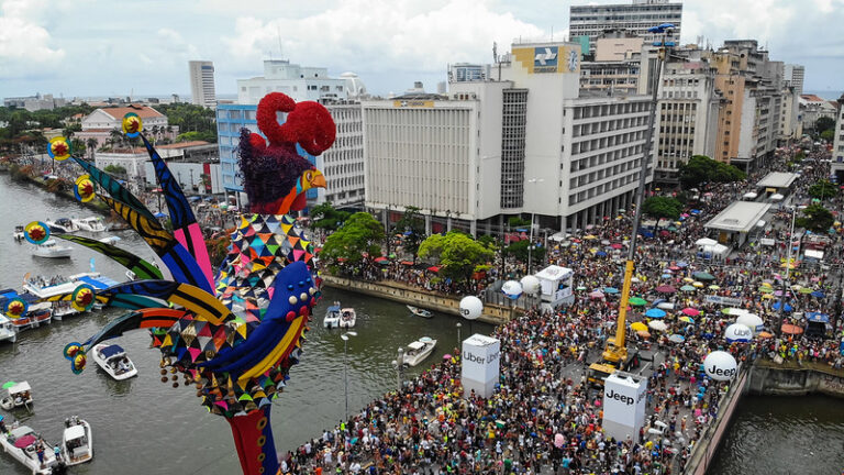 Decisão da Justiça Federal do Rio de Janeiro concluiu que não há risco de confusão entre o clube de futebol e o tradicional bloco carnavalesco pernambucano, apesar do uso comum do termo “Galo”.
