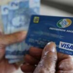 Descontos indevidos em benefício previdenciário foram suspensos após perícia comprovar falsidade em assinatura de contrato.