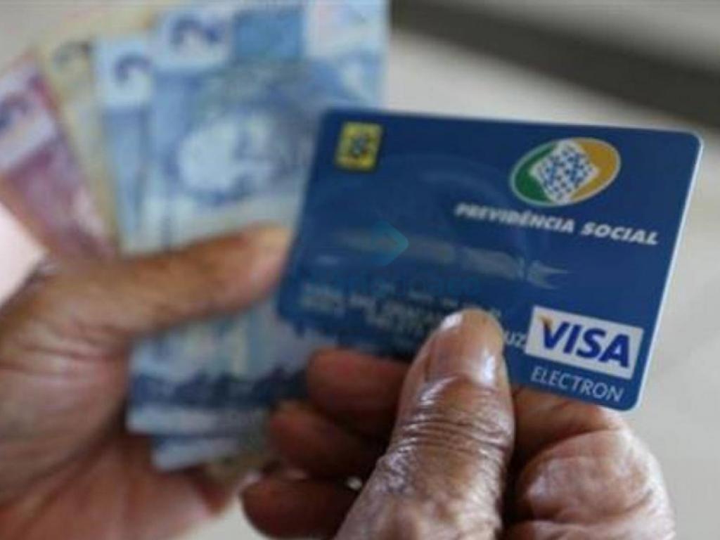 Descontos indevidos em benefício previdenciário foram suspensos após perícia comprovar falsidade em assinatura de contrato.