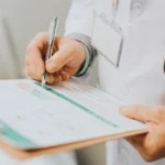 Justiça considera abusiva tentativa de exclusão e aponta violação à boa-fé ao romper relação mantida desde o nascimento do beneficiário.