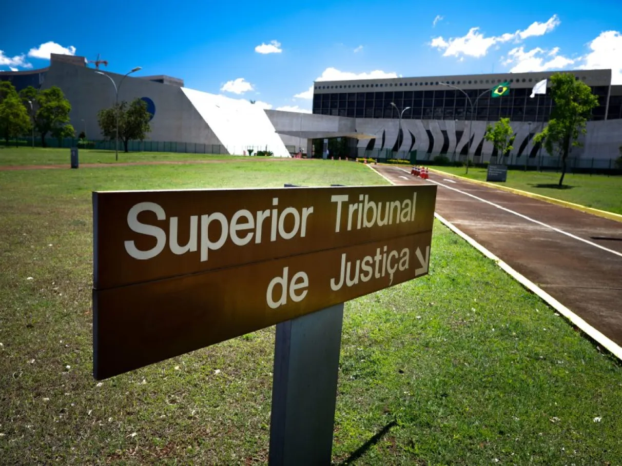Decisão em recurso repetitivo reforça que estados e municípios não podem aplicar o Decreto de 1932 para encerrar multas administrativas por demora do processo.