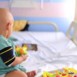 Justiça determina cobertura imediata de medicamento avaliado em mais de R$ 3 milhões após negativa considerada abusiva por colocar em risco a vida do paciente.
