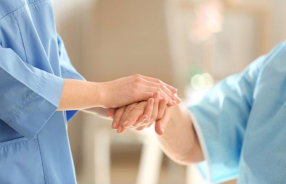 Plano de saúde é impedido de cancelar contrato de idosa de 92 anos em tratamento home care Justiça determina manutenção imediata da assistência domiciliar e multa diária em caso de descumprimento Uma idosa de 92 anos, em estado grave de saúde e totalmente dependente de cuidados contínuos, recorreu à Justiça após enfrentar a iminente suspensão de seu plano de saúde. A paciente, que já recebia atendimento domiciliar (home care) com equipe multidisciplinar, teve o contrato ameaçado de cancelamento pela operadora sob alegação de irregularidade administrativa relacionada ao vínculo original do plano. Ao analisar o caso, o juiz Nehemias de Moura Tenório, da 21ª Vara Cível da Capital (Seção A) do Tribunal de Justiça de Pernambuco, reconheceu a urgência da situação e destacou a extrema vulnerabilidade da paciente, cuja condição clínica exige cuidados permanentes. O magistrado considerou que a operadora manteve o contrato ativo por mais de 30 anos, inclusive após a suposta irregularidade, recebendo pagamentos e prestando assistência regularmente, o que gera legítima expectativa de continuidade do serviço. Na decisão, o juiz ressaltou que a tentativa de cancelamento viola princípios como a boa-fé objetiva e o direito à saúde, especialmente diante do risco concreto à vida da paciente. Ele também destacou que a interrupção do tratamento poderia causar agravamento irreversível do quadro clínico. Um trecho da decisão evidencia a gravidade da situação: “A interrupção abrupta da assistência médica domiciliar [...] representa um risco concreto e gravíssimo à sua sobrevivência e incolumidade física.” Diante disso, foi concedida tutela de urgência para determinar a manutenção do plano de saúde, incluindo a continuidade integral do tratamento domiciliar, além da obrigatoriedade de emissão regular dos boletos para pagamento. Em caso de descumprimento, foi fixada multa diária de R$ 2 mil. A tramitação do processo também foi reconhecida como prioritária, em razão da idade avançada da paciente.