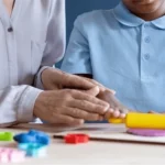 Plano de saúde é condenado por cancelar contrato após encerramento de CNPJ de mãe de criança com autismo Justiça reconhece vínculo como “falso coletivo”, garante continuidade do tratamento e fixa indenização por danos morais Uma microempreendedora do Recife teve o plano de saúde cancelado após encerrar o CNPJ ao solicitar um benefício assistencial para o filho, diagnosticado com Transtorno do Espectro Autista (TEA). O contrato, que também incluía os filhos como dependentes, foi rescindido pela operadora sob o argumento de que a empresa vinculada havia sido extinta. Mesmo após a abertura de um novo CNPJ e o pedido de reativação do plano, a continuidade da cobertura foi negada — interrompendo um tratamento multidisciplinar essencial para o desenvolvimento da criança. Diante da negativa, a família recorreu à Justiça pedindo a reativação do plano, a manutenção das terapias e indenização por danos morais. A tutela de urgência chegou a ser concedida no início do processo e posteriormente mantida pelo Tribunal. No julgamento final, o juiz Ossamu Eber Narita, da Seção A da 20ª Vara Cível da Capital, confirmou o entendimento de que o contrato, apesar de formalmente coletivo, na prática atendia apenas ao núcleo familiar, caracterizando o chamado “falso coletivo”. Com esse enquadramento, o magistrado aplicou as regras dos contratos individuais, que não permitem rescisão unilateral imotivada. Ele também destacou que, mesmo em contratos coletivos, a operadora não poderia interromper tratamento essencial em curso, especialmente no caso de paciente com TEA, sob pena de violação à boa-fé e ao direito à saúde. Na sentença, o juiz ressaltou: “A rescisão do contrato [...] privou o menor do tratamento em curso, configurando conduta abusiva incompatível com o Tema 1.082 do STJ”. Ao final, a operadora foi condenada a manter o plano de saúde nas mesmas condições anteriores, assegurar a continuidade integral do tratamento, transferir o contrato para o novo CNPJ sem imposição de novas carências e pagar indenização por danos morais de R$ 5 mil para cada autor. A decisão também confirmou, de forma definitiva, a tutela de urgência já concedida.